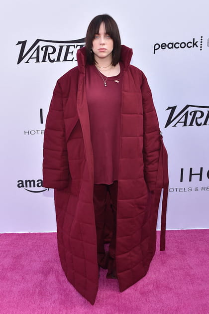 Billie Eilish en manteau bordeaux XXL