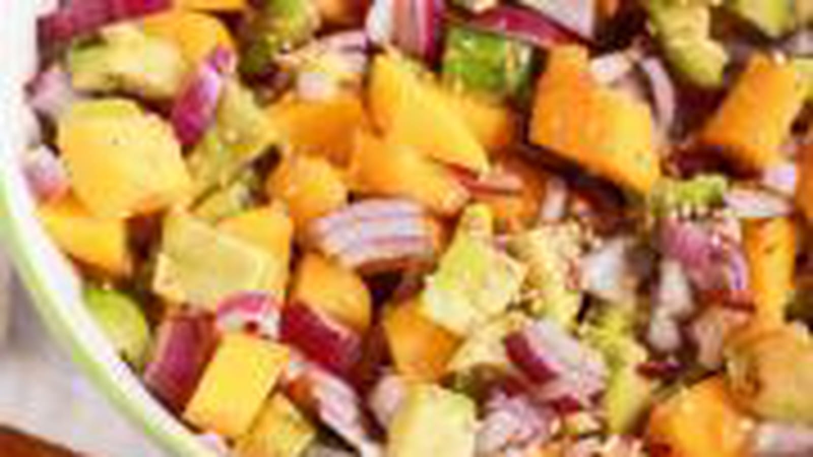 Salade d'avocat à la mangue et oignon rouge