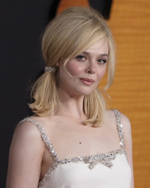 Elle Fanning se transforme en poup&eacute;e r&eacute;tro sur le tapis rouge