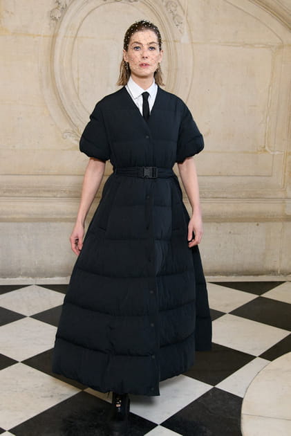 Rosamund Pike en robe noire et cravate