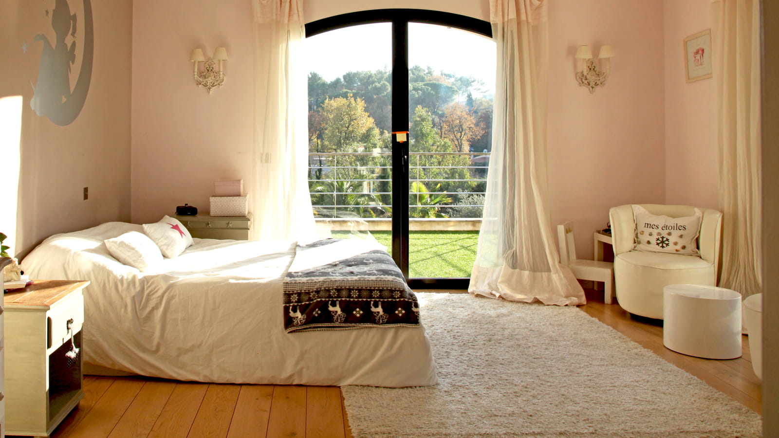 Chambre de fille rose pâle