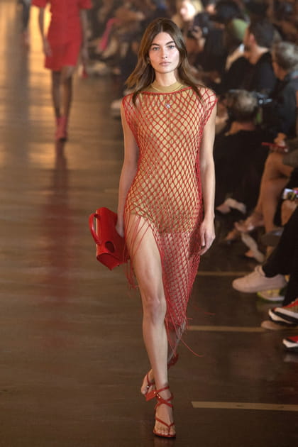 Grace Elizabeth lors du d&eacute;fil&eacute; Off-White printemps-&eacute;t&eacute; 2020