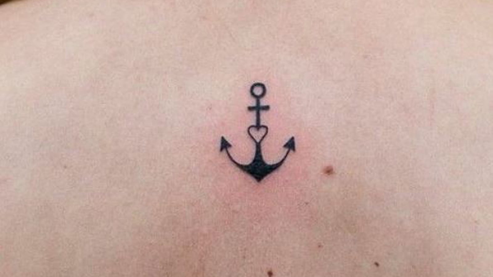 Ancre et coeur dans le dos