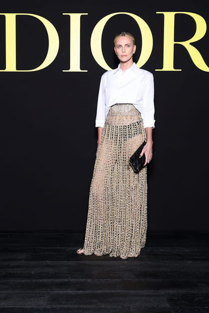 Charlize Theron en chemise blanche et jupe à perles au défilé Dior printemps-été 2024