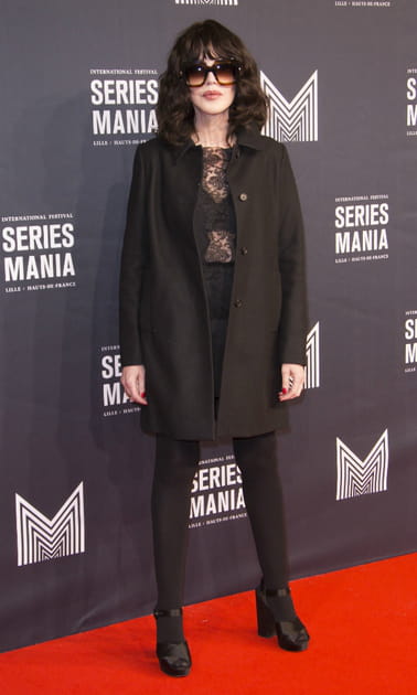 Isabelle Adjani en manteau noir droit