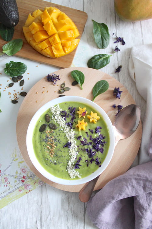 Green smoothie bowl avocat mangue