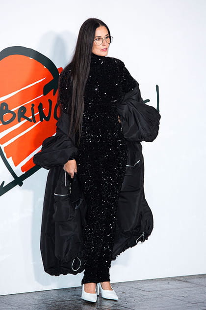 Demi Moore en longue robe à paillettes noires
