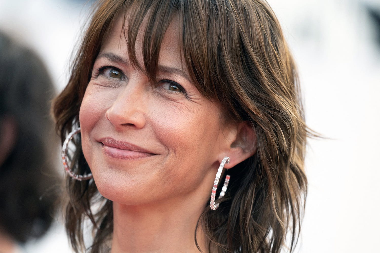 Queue De Cheval Avec Frange Rideau Sophie Marceau, cette coiffure d'ado qui lui donne un coup de jeune  instantanément