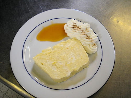 Terrine de mousse aux pêches, coulis d'abricots