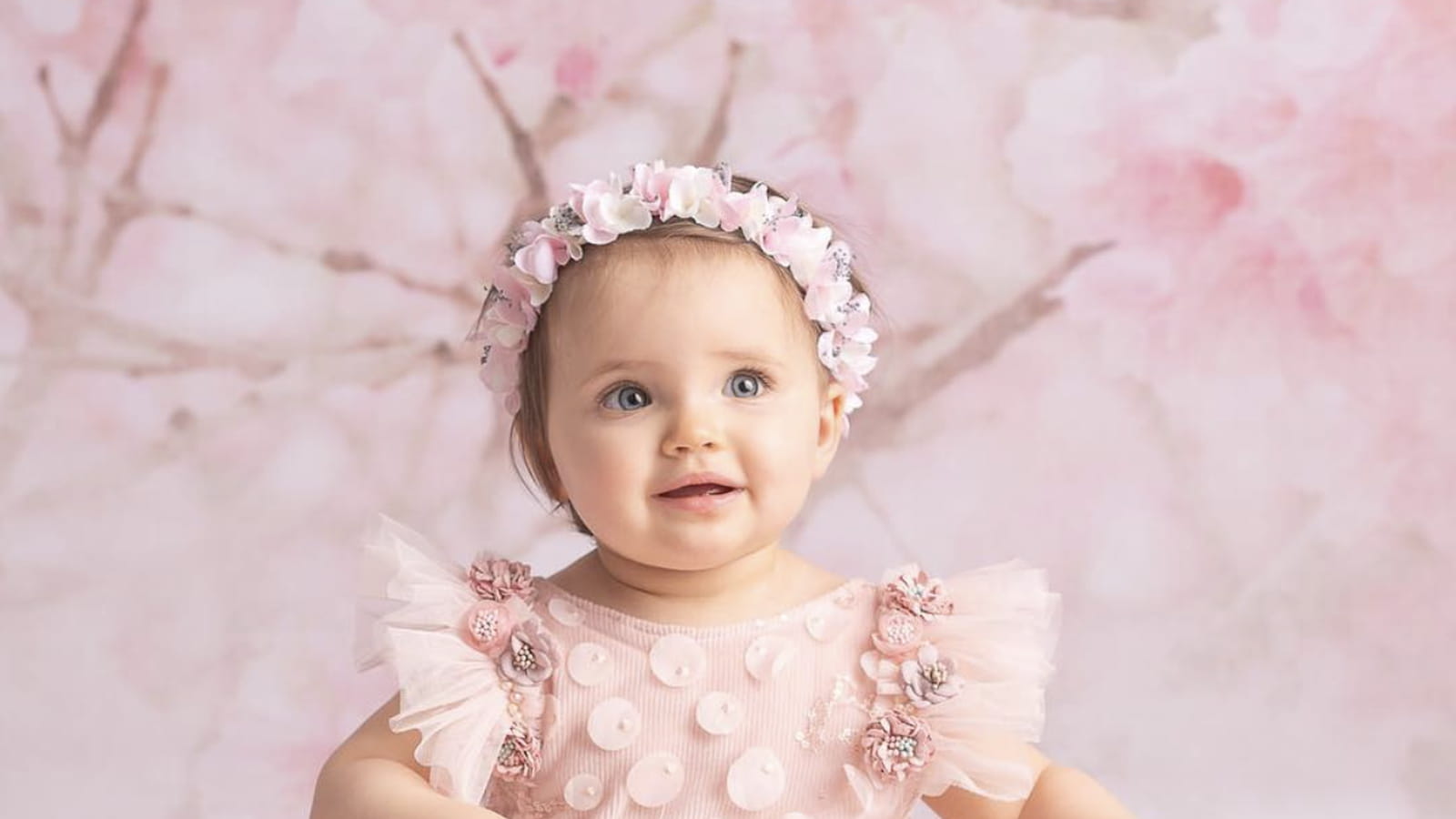 Bébé mignon tout en rose