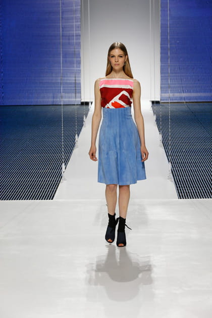 D&eacute;fil&eacute; Cruise 2015 : le haut imprim&eacute; sur jupe taille haute bleue en su&egrave;de