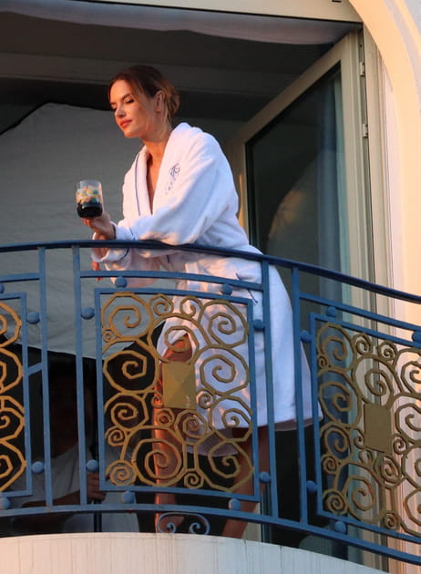 Alessandra Ambrosio met de l'eau dans son vin (ou pas)