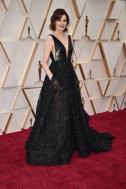 Geena Davis en robe décolletée