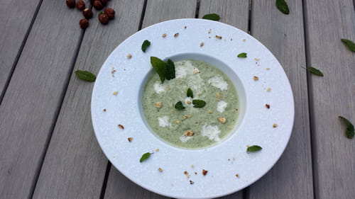Gaspacho concombre, menthe et noisettes