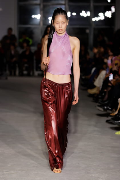 Top rose et pantalon bordeaux iris&eacute; aper&ccedil;us sur le d&eacute;fil&eacute; Priscavera