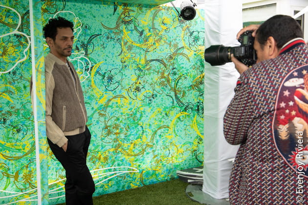 Tomer Sisley en plein shooting photo &agrave; la soir&eacute;e Sandra & Co