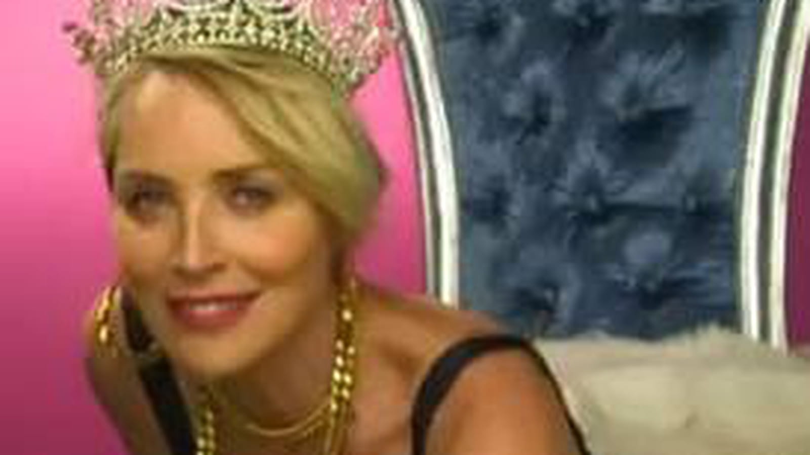 Sharon Stone rappe chez James Corden  