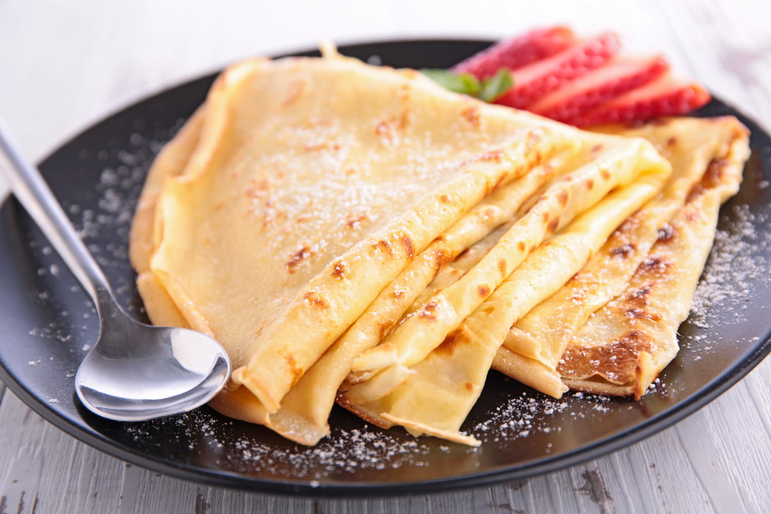 Crêpes à la cuillère : la recette préférée des mamans pressées, sans balance ni temps de repos