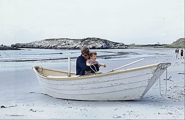 Au côté de son fils John sur la plage