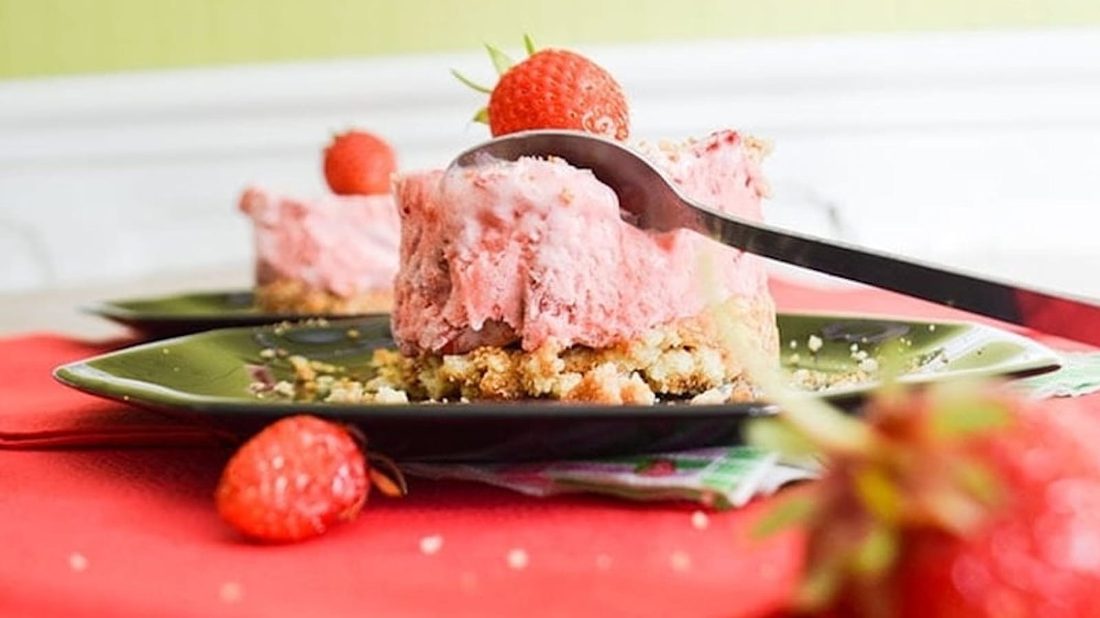 Petits gâteaux glacés à la fraise