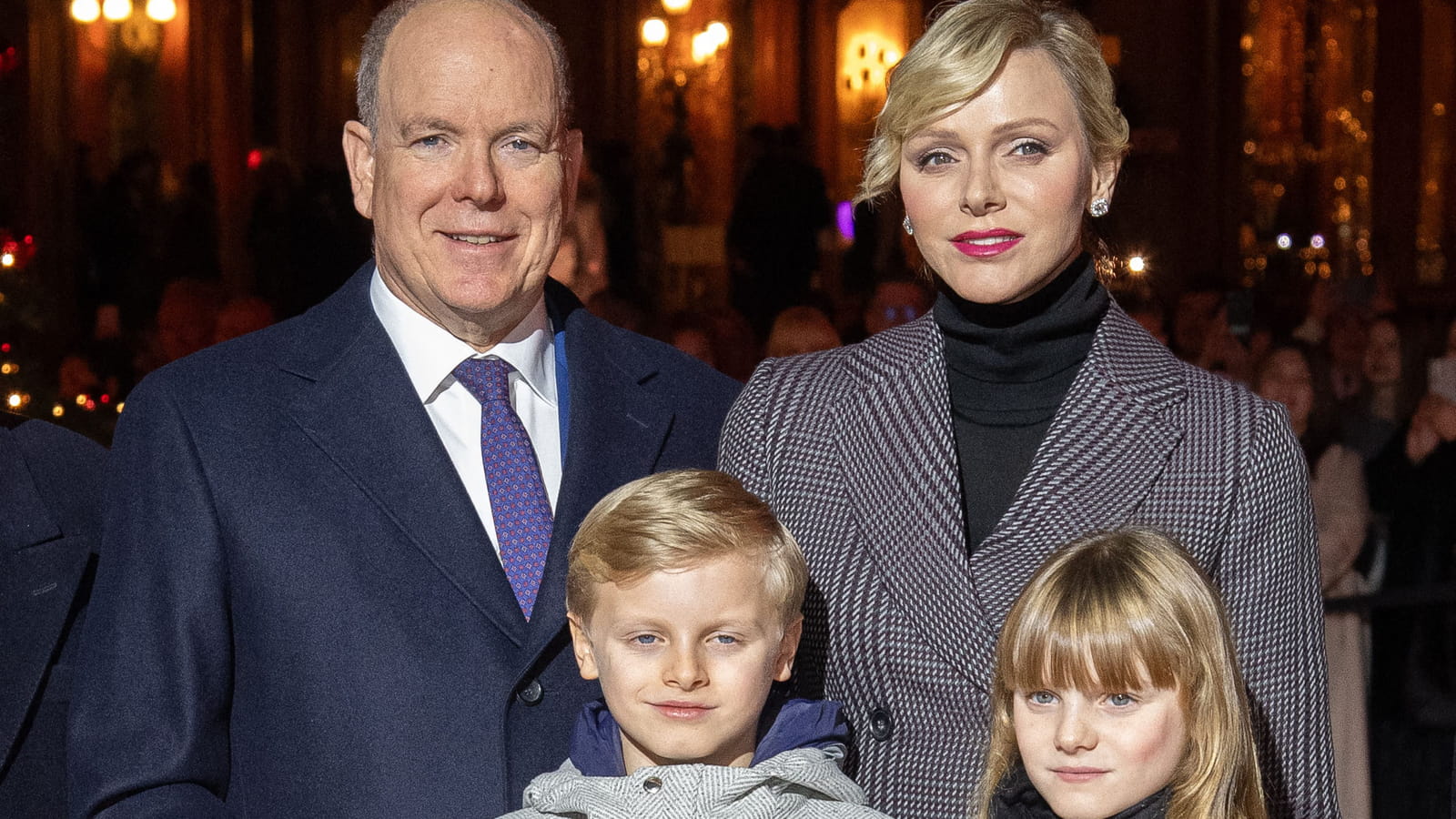 Photo de famille sur la place du Casino