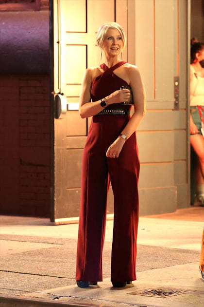 Miranda Hobbes en combinaison bordeaux crois&eacute;e sur le devant Likely