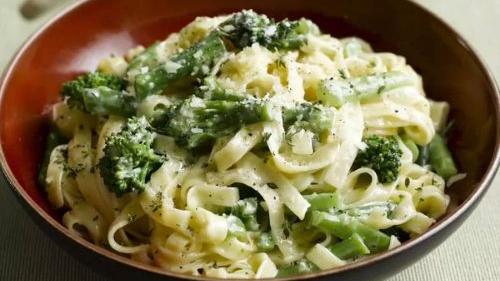Tagliatelles au Bimi® brocoli, sauce crémeuse au thym et au tallegio