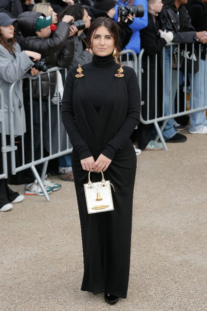 G&eacute;raldine Nakache en robe noire &agrave; d&eacute;tails dor&eacute;s au d&eacute;fil&eacute; Schiaparelli haute couture printemps-&eacute;t&eacute; 2024