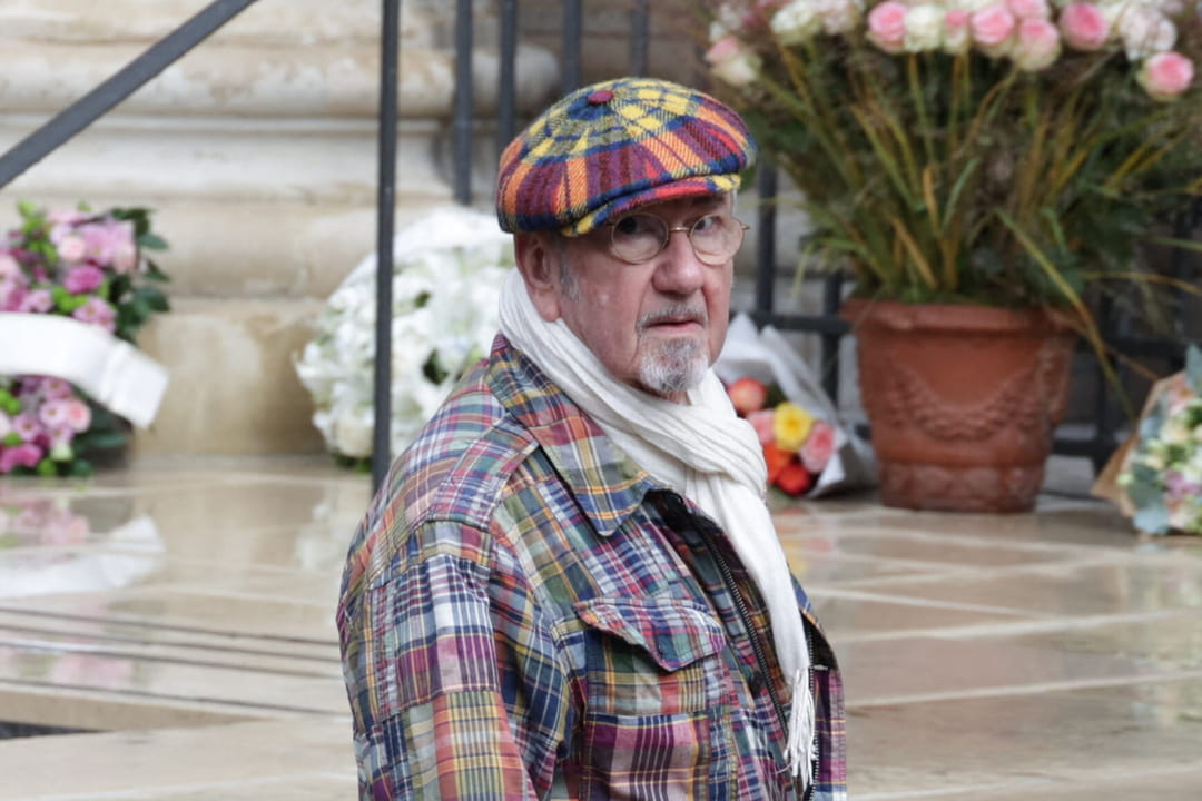 Jean-Michel Ribes arrive aux obsèques de Michel Blanc (mais pas en noir)