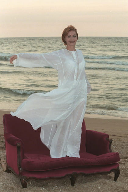 Emmanuelle B&eacute;art en robe chemise blanche