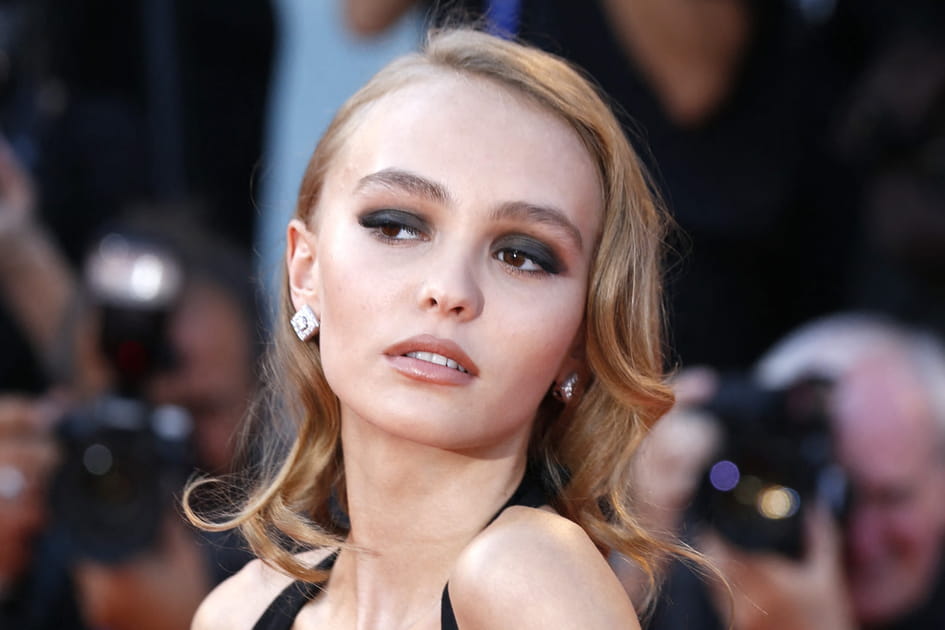 Les cheveux sur le c&ocirc;t&eacute; de Lily-Rose Depp