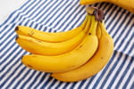 Ni frigo ni corbeille : les bananes se conservent bien mieux comme ça
