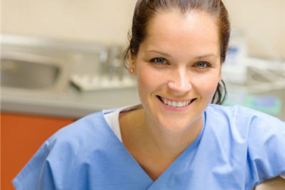 Des blouses bleues pour diminuer la violence à l'hôpital