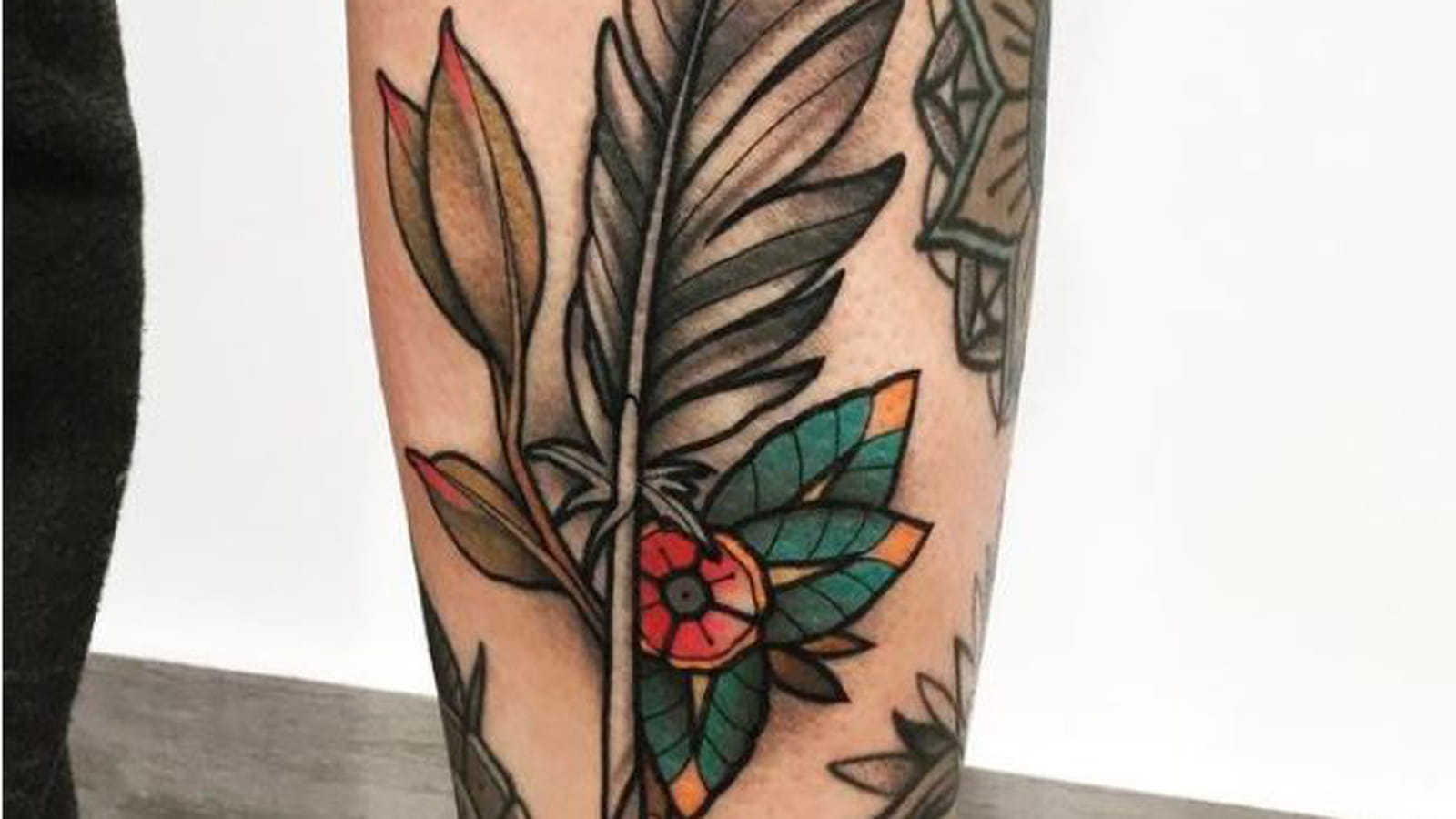Tatouage plume sur l'avant-bras