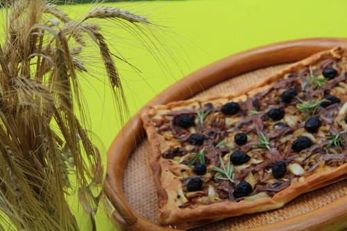 Tarte oignons, olives, anchois, herbes du sud