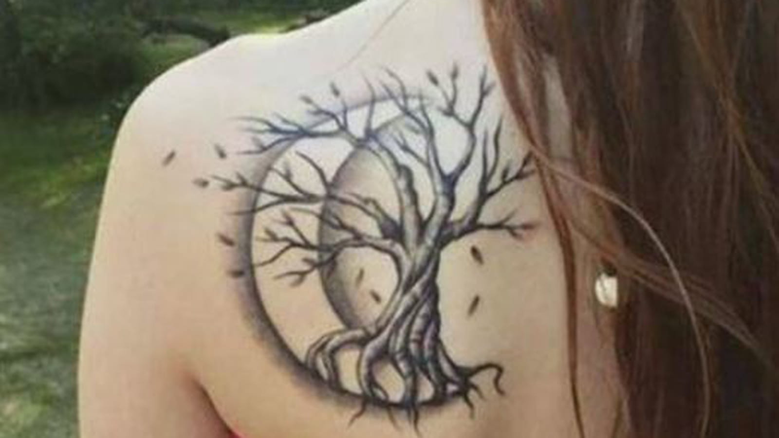 Arbre de vie et lune sur l'omoplate