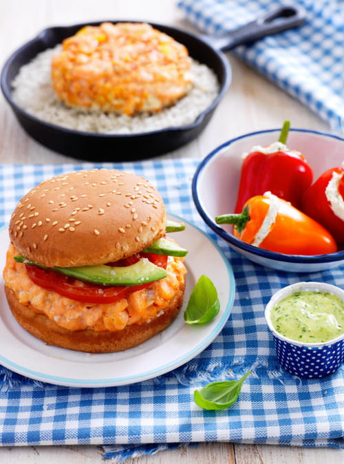 Burger de saumon cuit sur son lit de Gros Sel de Guérande et ses mini poivrons farcis