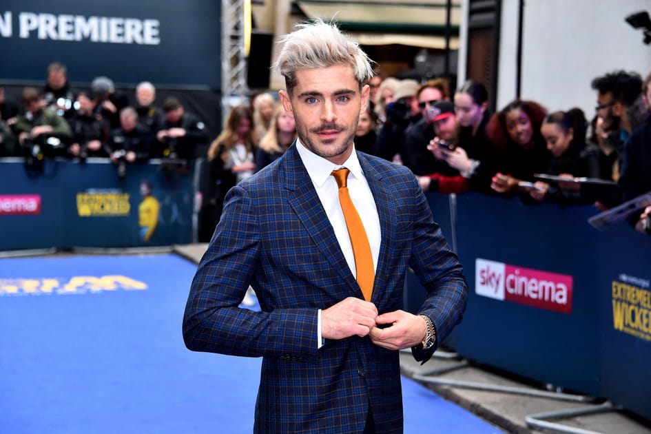 La moustache contrast&eacute;e de Zac Efron