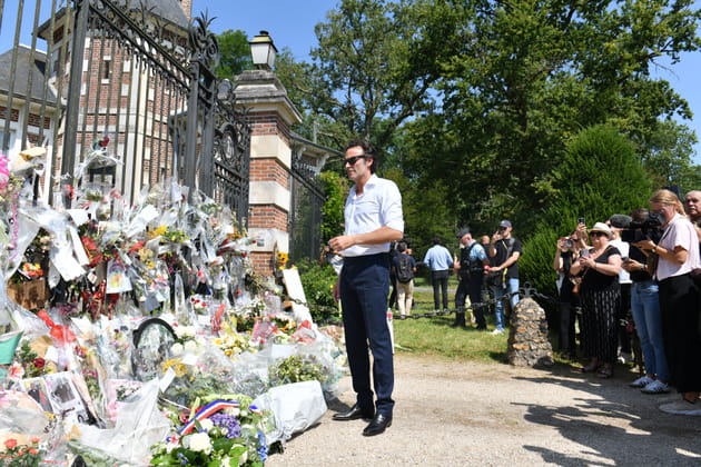 Anthony Delon devant le parterre de fleurs à Douchy : "Il est là, il nous voit"