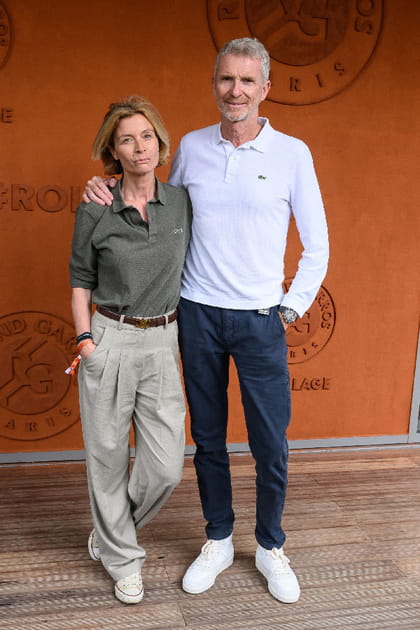 Hortense Brogniart en pantalon &agrave; pinces et polo gris et Denis Brogniart en pantalon bleu marine et polo blanc Lacoste
