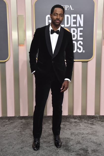 Jay Ellis en costume noir Louis Vuitton