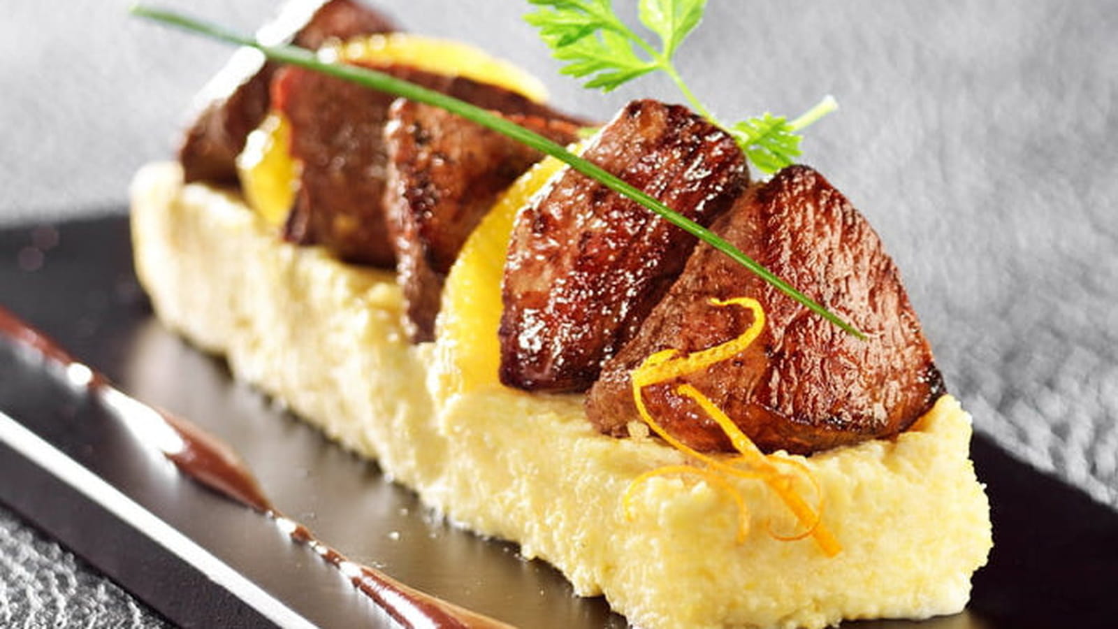 Sauté de kangourou aux suprêmes d'orange, miel