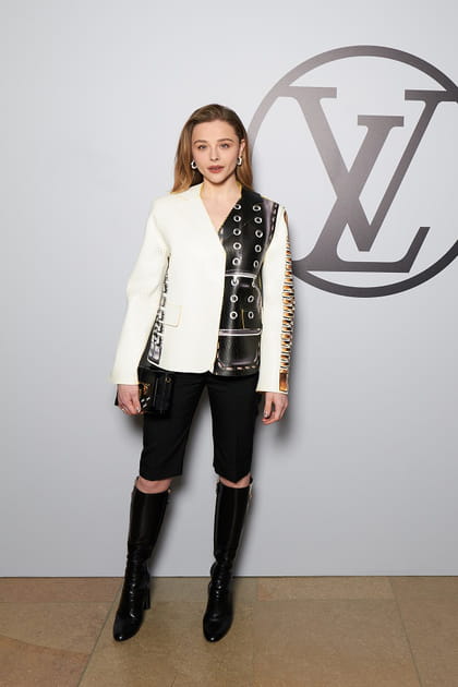 Chlo&euml; Grace Moretz en blazer bi-mati&egrave;re et bermuda noir au d&eacute;fil&eacute; Louis Vuitton
