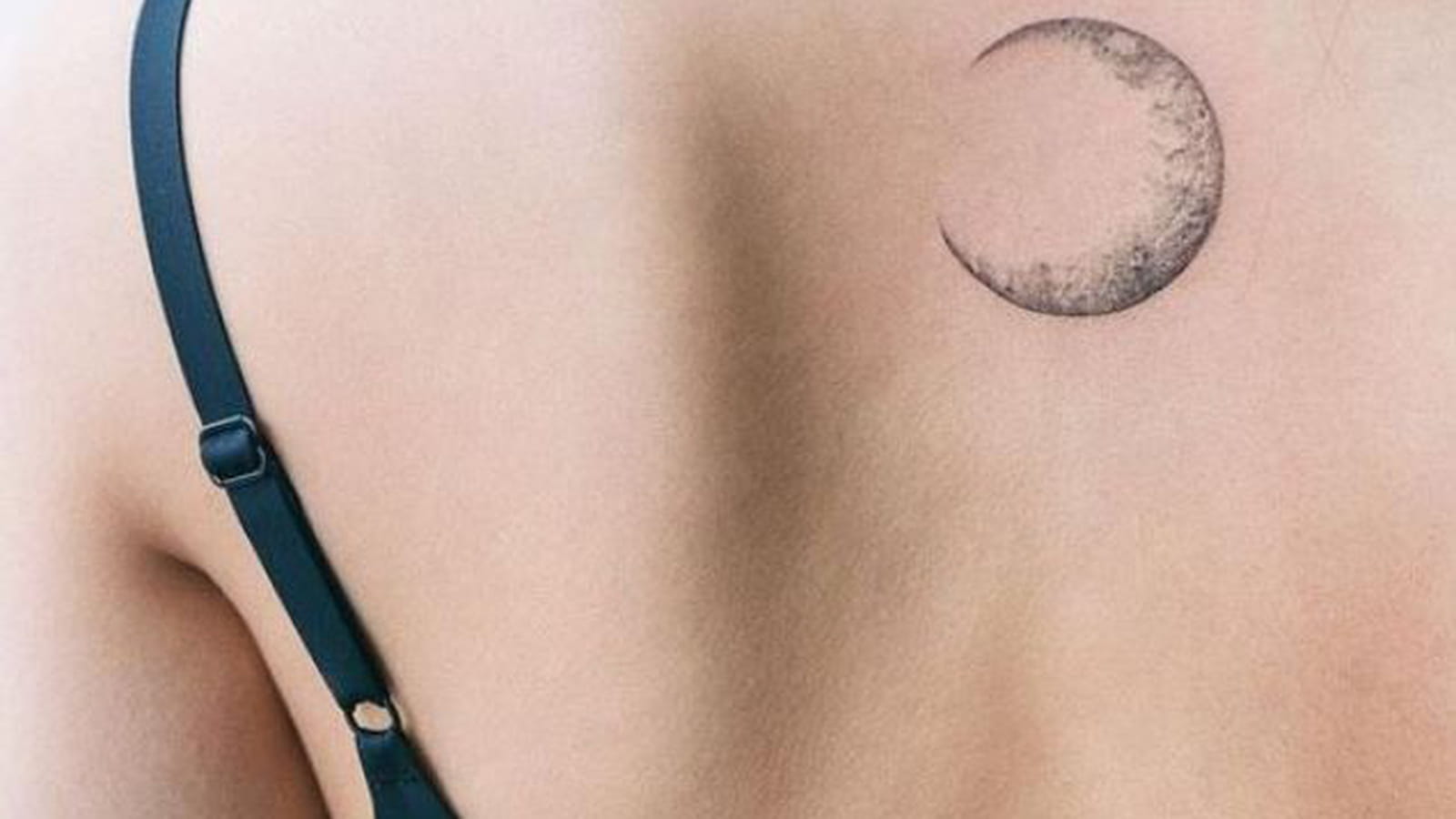 Croissant de lune élégant dans le dos