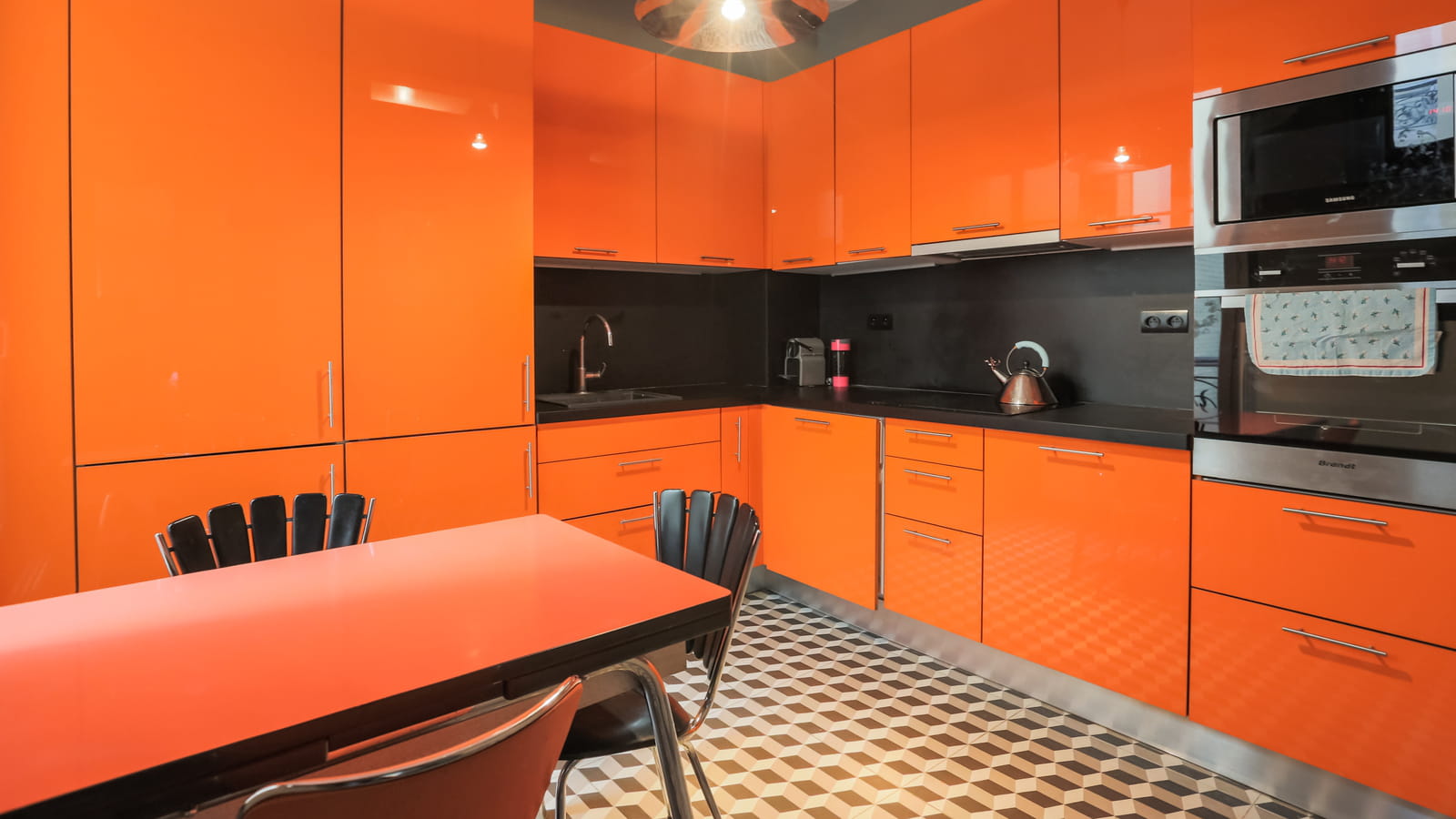 Orange et noir