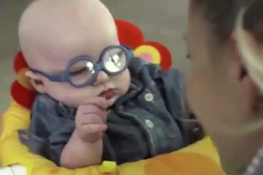 Vidéo : un bébé malvoyant découvre sa maman pour la première fois