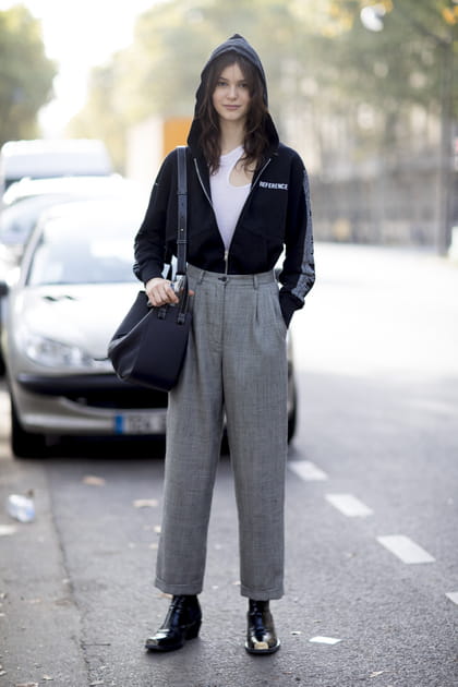 Le combo pantalon taille haute et hoodie