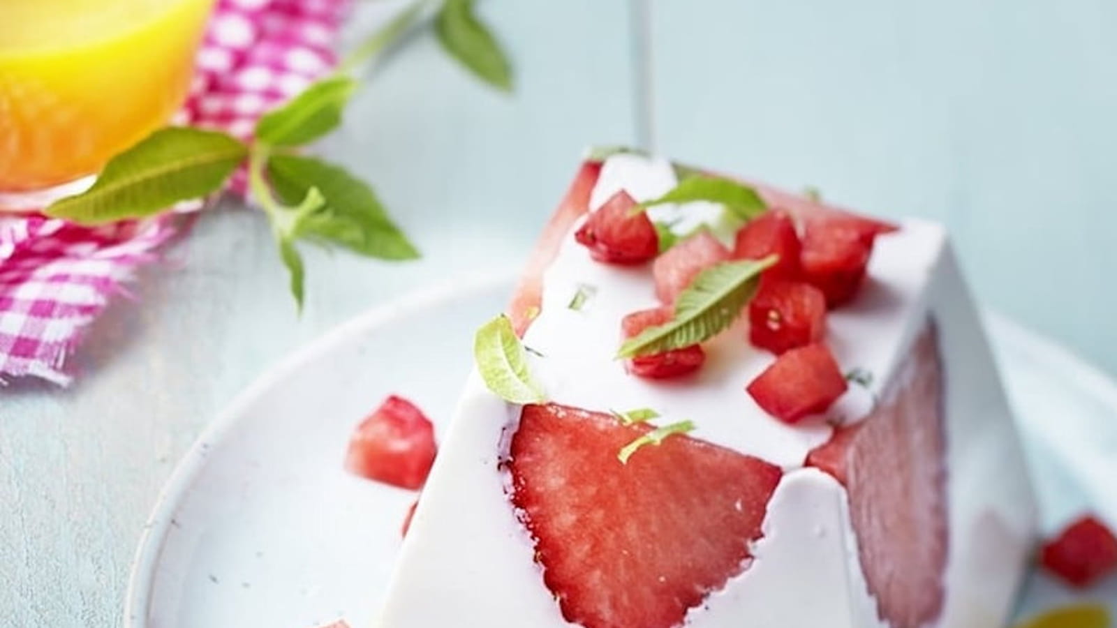 Panna cotta de Chavroux aux fraises, à la verveine et coulis de mangue
