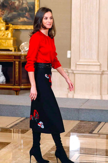 Letizia d'Espagne en blouse rouge et bottes noires