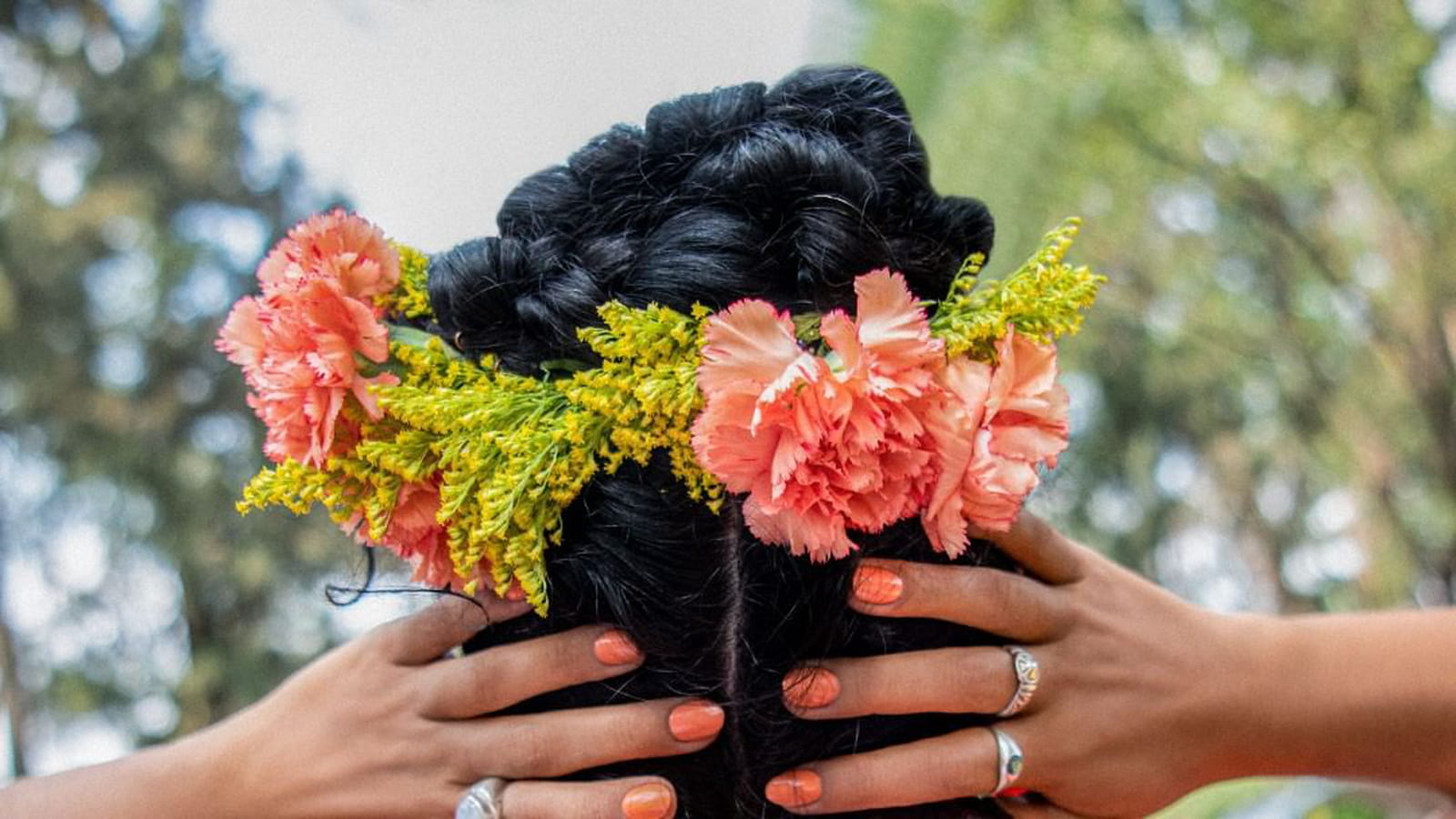 Une manucure orange corail